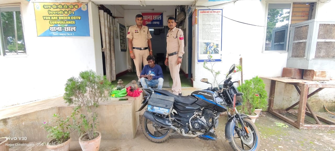 1002151881 24 घंटे में चोरी का खुलासा ढाबा और गैरेज से चोरी करने वाला शातिर चोर गिरफ्तार चोरी का पूरा माल और बाइक बरामद